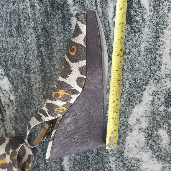 (9M) Tahari ❤ ❤ Animal Print Wedge ❤ Hot ❤ Summer ❤ Vacay ❤ - Picture 8 of 9